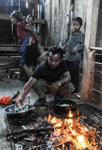 Laos, Nordlaos, Vieng Phouka, Vieng Phoukha, Trekkingtour, Bergvölker, Hill Tribes, Akha Trail, Akha, Stammesdorf, Bergdorf, village, Kochen, cooking, Feuerstelle, wandern, Reisetipps, Rundreisen, Asien, Reiseberichte, Reiseblogger, www.wo-der-pfeffer-waechst.de