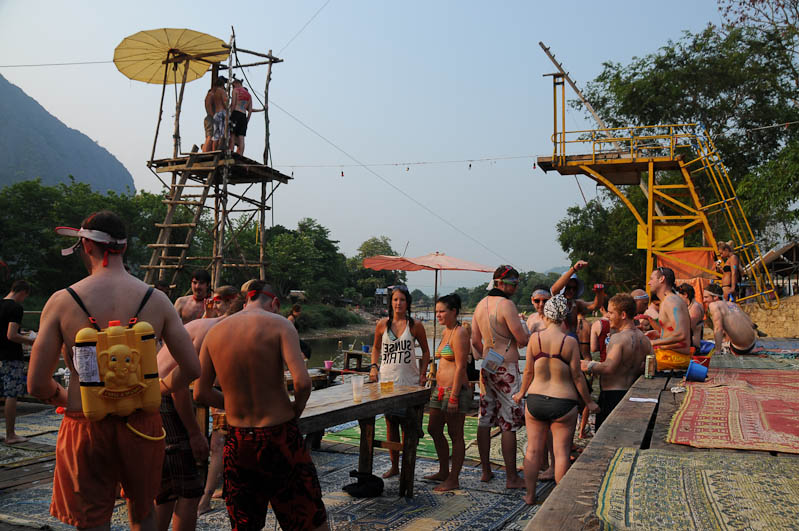 Vang Vieng, Flussbar, Nam Song, Tubing in Vang Vieng, Laos, Nordlaos, Alkohol, Reisetipps, Rundreisen, Asien, Reiseberichte, Reiseblogger, www.wo-der-pfeffer-waechst.de