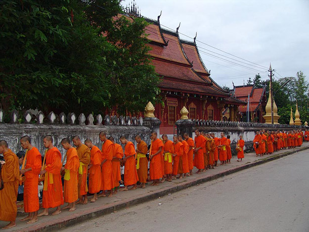 Laos, Nordlaos, Luang Prabang, Luang Phrabang, Louangphrabang, Almosengang, buddhistische Mönche, Reisetipps, Rundreisen, Asien, Reiseberichte, Reiseblogger, www.wo-der-pfeffer-waechst.de