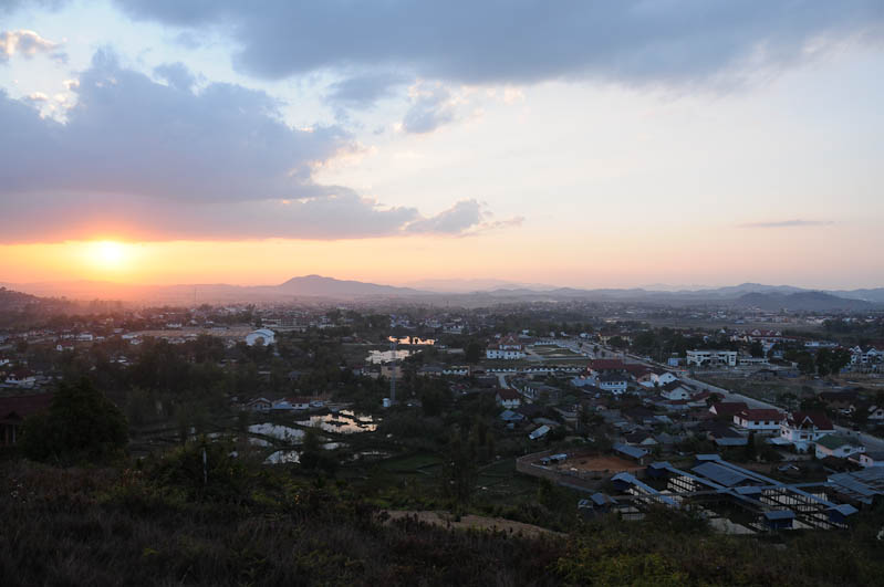 Ebene der Tonkrüge, Plain of Jars, Laos, Nordlaos, Phonsavan, Xieng Khouang, Sonnenuntergang, sunset, Abendstimmung, Reisetipps, Rundreisen, Asien, Reiseberichte, Reiseblogger, www.wo-der-pfeffer-waechst.de