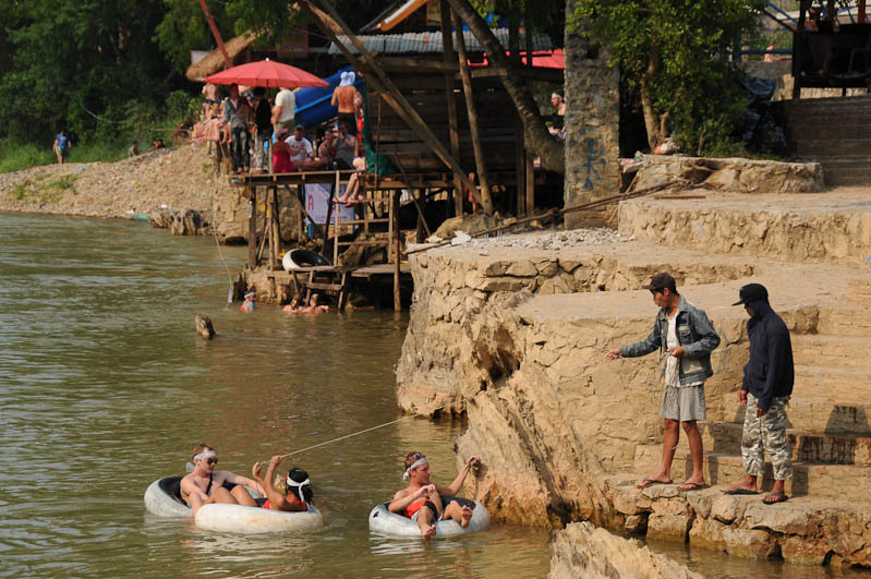 Tubing in Vang Vieng, Laos, Party, Nordlaos, Flussbar, Promoter, Reisetipps, Rundreisen, Asien, Reiseberichte, Reiseblogger, www.wo-der-pfeffer-waechst.de