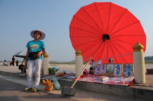 Vientiane, Laos, Hauptstadt, Verkäuferin, Reisetipps, Rundreisen, Asien, Reiseberichte, Reiseblogger, www.wo-der-pfeffer-waechst.de
