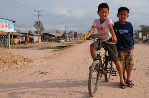 Nakai, Ban Oudomsouk, Laos, Zentrallaos, The Loop, staubige Straßen, Kinder, Reisebericht, laotische Provinz Khammouan, Khammuan, Reisetipps, Rundreisen, Südostasien, Reiseblogger, www.wo-der-pfeffer-waechst.de