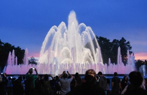 Barcelona, Font Mágica, Wasserspiele, Magische Fontäne, Plaça Espanya, Reise nach Barcelona, Städtetrip, Städtereise, Wochenende, Reisetipps, Urlaub, Spanien, Katalonien, Hauptstadt, Sehenswürdigkeiten, Reiseberichte, Blog, www.wo-der-pfeffer-waechst.de