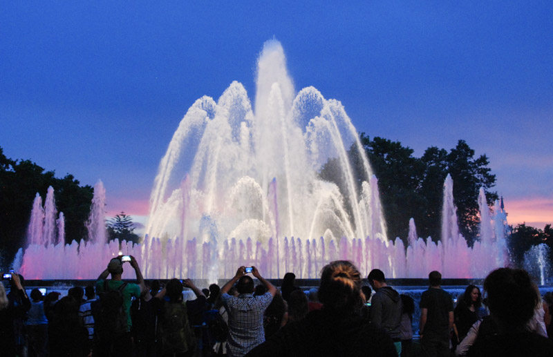Barcelona, Font Mágica, Wasserspiele, Magische Fontäne, Plaça Espanya, Reise nach Barcelona, Städtetrip, Städtereise, Wochenende, Reisetipps, Urlaub, Spanien, Katalonien, Hauptstadt, Sehenswürdigkeiten, Reiseberichte, Blog, www.wo-der-pfeffer-waechst.de