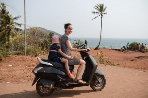 Vagator, Goa mit Kindern, Scooter, Motorroller, Motorrad, ausleihen, Beach-Hopping, Goa Beach Guide, die schönsten Strände von Norden nach Süden, Strand, best beaches, Nordgoa, Südgoa, Indien, India, Beach-Hopping, Reisen mit Kindern, Indien mit Kindern, Südasien, Bilder, Fotos, Reiseberichte, www.wo-der-pfeffer-waechst.de