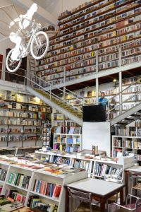 LX Factory, Buchladen, book store, Lissabon, Lisboa, Portugal, Städtetrip, Reisen mit Kindern, Sehenswürdigkeiten, Südeuropa, Bilder, Fotos, Reiseberichte, Sommerurlaub, www.wo-der-pfeffer-waechst.de