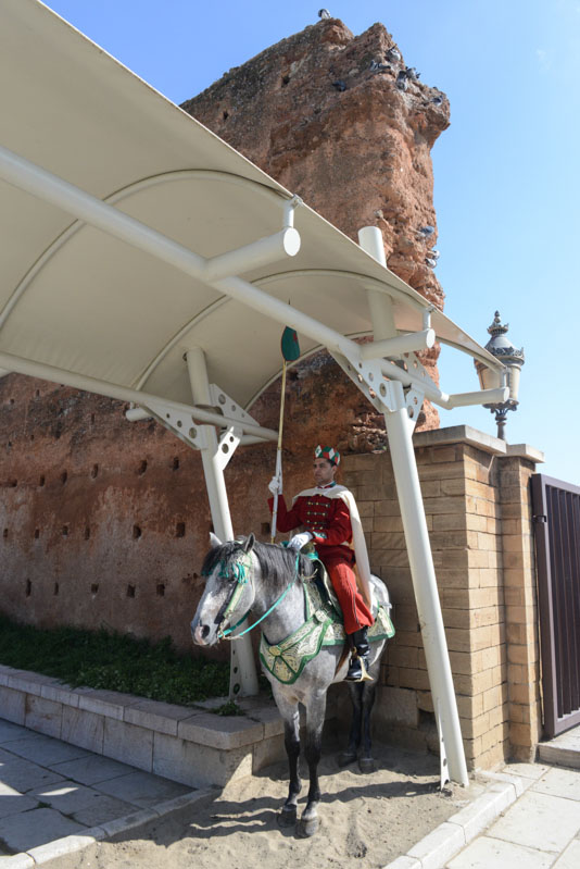 Mausoleum, Mohammed V., Soldat, Hassan-Turm, Wache, Pferd, Reiter, Rabat, Sehenswürdigkeiten, Marokko, Hauptstadt, Bilder, Infos, Reisebericht, Urlaub, Hotel, Reisetipps, Afrika, Reiseblogger, www.wo-der-pfeffer-waechst.de