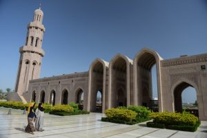Maskat, Stopover, Muscat, Oman, Große Sultan-Qabus-Moschee, Minarett, Bogengang, Reisebericht, www.wo-der-pfeffer-waechst.de