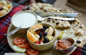 Indian Breakfast, indisches Frühstück, Streetfood, indisches Brot, Lassie, Curd, Pickle, Fruchtsalat, Gemüse, Arambol Beach, Restaurant, Goa, Südasien, Bilder, Fotos, Reiseberichte, www.wo-der-pfeffer-waechst.de