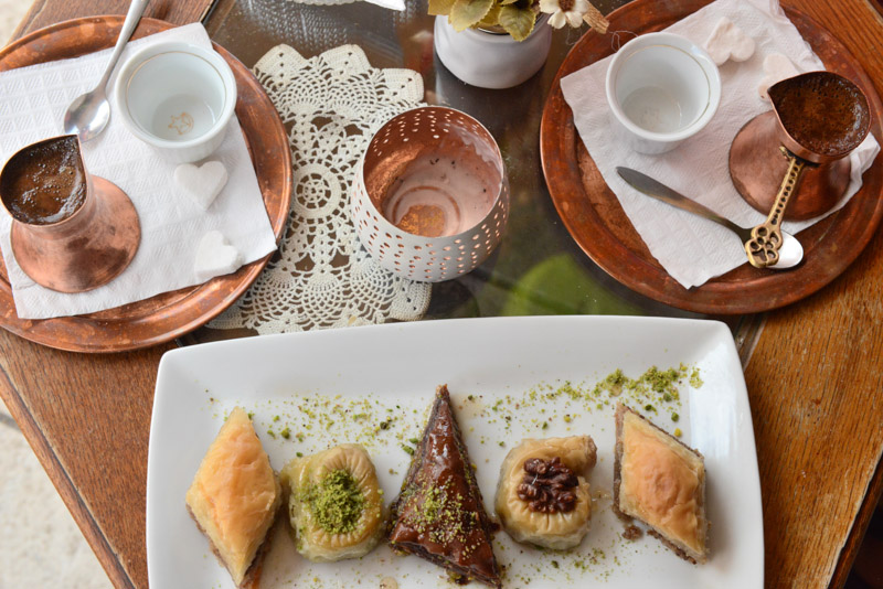 Bosnischer Kaffee, Café, Baklava, oriental-bosnische Süssigkeiten, Gebäck, Filoteig, Altstadt, Sarajevo, Bosnien-Herzegowina, Hauptstadt, Reisebericht, Rundreise, Sehenswürdigkeiten, Ausflüge, Reisetipps, Südosteuropa, Sommerferien, Sommerurlaub, Balkan, Bilder, Fotos www.wo-der-pfeffer-waechst.de