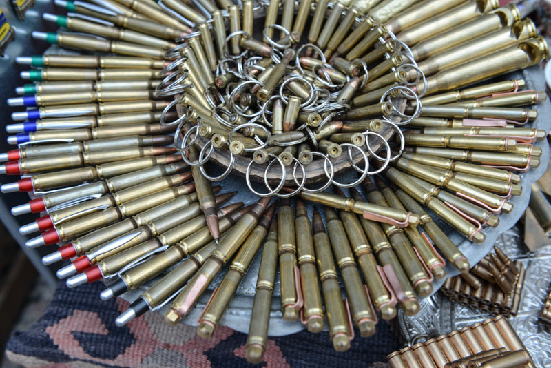Kugelschreiber, Schlüsselanhänger, Souvenirs, Patronenhülsen, Bosnienkrieg, Sarajevo, Bosnien-Herzegowina, Hauptstadt, Reisebericht, Rundreise, Sehenswürdigkeiten, Ausflüge, Reisetipps, Südosteuropa, Sommerferien, Sommerurlaub, Balkan, Bilder, Fotos www.wo-der-pfeffer-waechst.de
