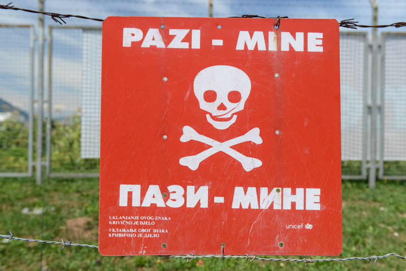 Minenwarnzeichen, Sarajevo-Tunnel, Tunnel of Hope, Bosnienkrieg, Belagerung, Bosnien-Herzegowina, Hauptstadt, Reisebericht, Sehenswürdigkeiten, Ausflüge, Reisetipps, Südosteuropa, Balkan, Bilder, Foto: Heiko Meyer, www.wo-der-pfeffer-waechst.de