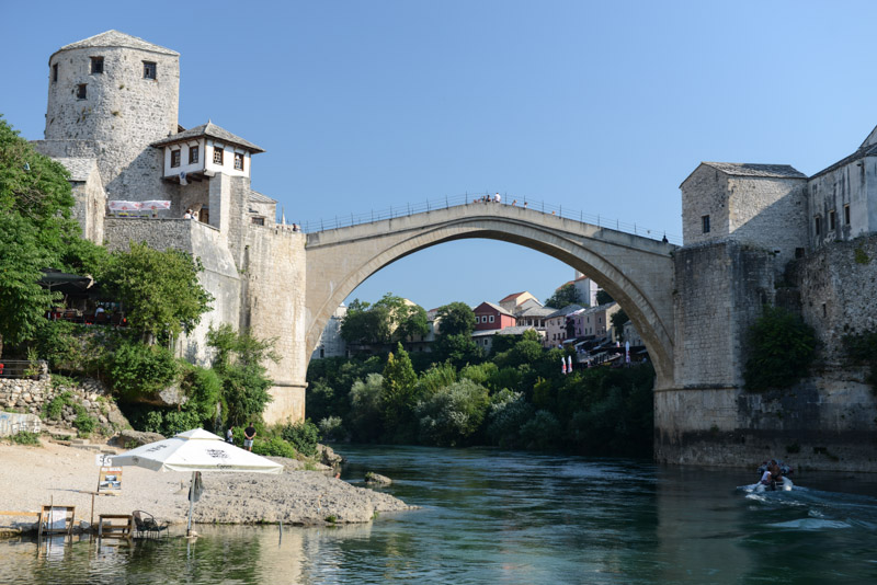 Mostar, Altstadt, Alte Brücke, Fluss Neretva, Stari Most, Reisebericht, Bosnien-Herzegowina, Rundreise, Sehenswürdigkeiten, Ausflüge, Reisetipps, Südosteuropa, Sommerferien, Sommerurlaub, Balkan, Bilder, Fotos www.wo-der-pfeffer-waechst.de