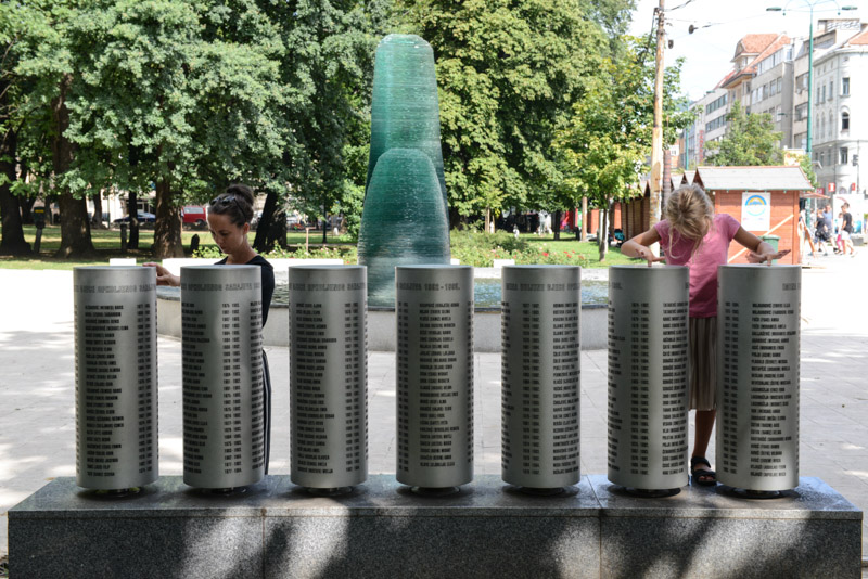 Sarajevo, Denkmal der bei der Belagerung getöteten Kinder, Sarajevo Memorial for Children Killed during Siege, Bosnienkrieg, Bosnien-Herzegowina, Hauptstadt, Reisebericht, Sehenswürdigkeiten, Ausflüge, Reisen mit Kindern, Reisetipps, Südosteuropa, Balkan, Bilder, Foto: Heiko Meyer, www.wo-der-pfeffer-waechst.de