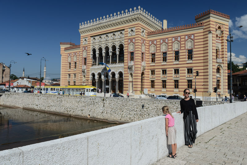 Vijećnica, Altes Rathaus, Nationalbibliothek, Sarajevo, Altstadt, Bosnien-Herzegowina, Hauptstadt, Reisebericht, Reisen mit Kindern, Rundreise, Sehenswürdigkeiten, Ausflüge, Reisetipps, Südosteuropa, Sommerferien, Sommerurlaub, Balkan, Bilder, Fotos www.wo-der-pfeffer-waechst.de
