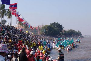 Mekong, Drachenbootrennen, Bon Om Tuk, Wasserfestival, Phnom Penh, dragon boat races, water festival, Reisebericht, Kambodscha, Hauptstadt, Cambodia, Reisetipps, Sehenswürdigkeiten, Südostasien, Bilder, Foto: Heiko Meyer, www.wo-der-pfeffer-waechst.de