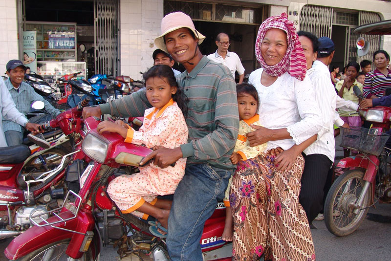 Motorrad, Familie, Verkehr, Phnom Penh, Reisebericht, Kambodscha, Hauptstadt, Cambodia, Reisetipps, Sehenswürdigkeiten, Südostasien, Bilder, Foto: Heiko Meyer, www.wo-der-pfeffer-waechst.de