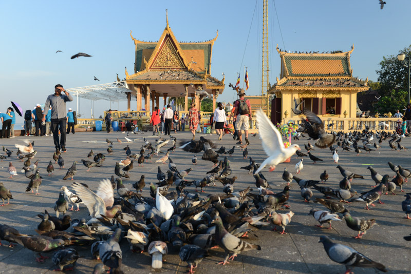 Promenade, Mekong-Ufer, Phnom Penh, Reisebericht, Kambodscha, Hauptstadt, Tauben füttern, Cambodia, Reisetipps, Sehenswürdigkeiten, Backpacking, Südostasien, Bilder, Foto: Heiko Meyer, www.wo-der-pfeffer-waechst.de