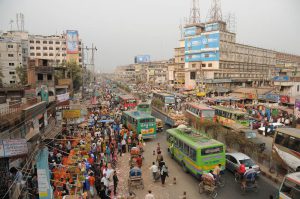 Straßenszene, Verkehr, Dhaka, Bangladesch, Bus, Reiseberichte, Foto: Heiko Meyer, www.wo-der-pfeffer-waechst.de