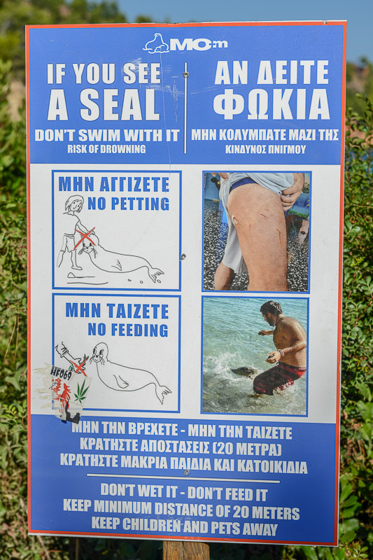 Seals, Mönchsrobben, Warnschild, Meeresnationalpark Nördliche Sporaden, Alonnisos, Alonissos, Reisebericht, Strände, Griechenland, Geheimtipp, Reisetipps, Sommerurlaub, Familienurlaub, Foto: Heiko Meyer, Reiseblog, www.wo-der-pfeffer-waechst.de
