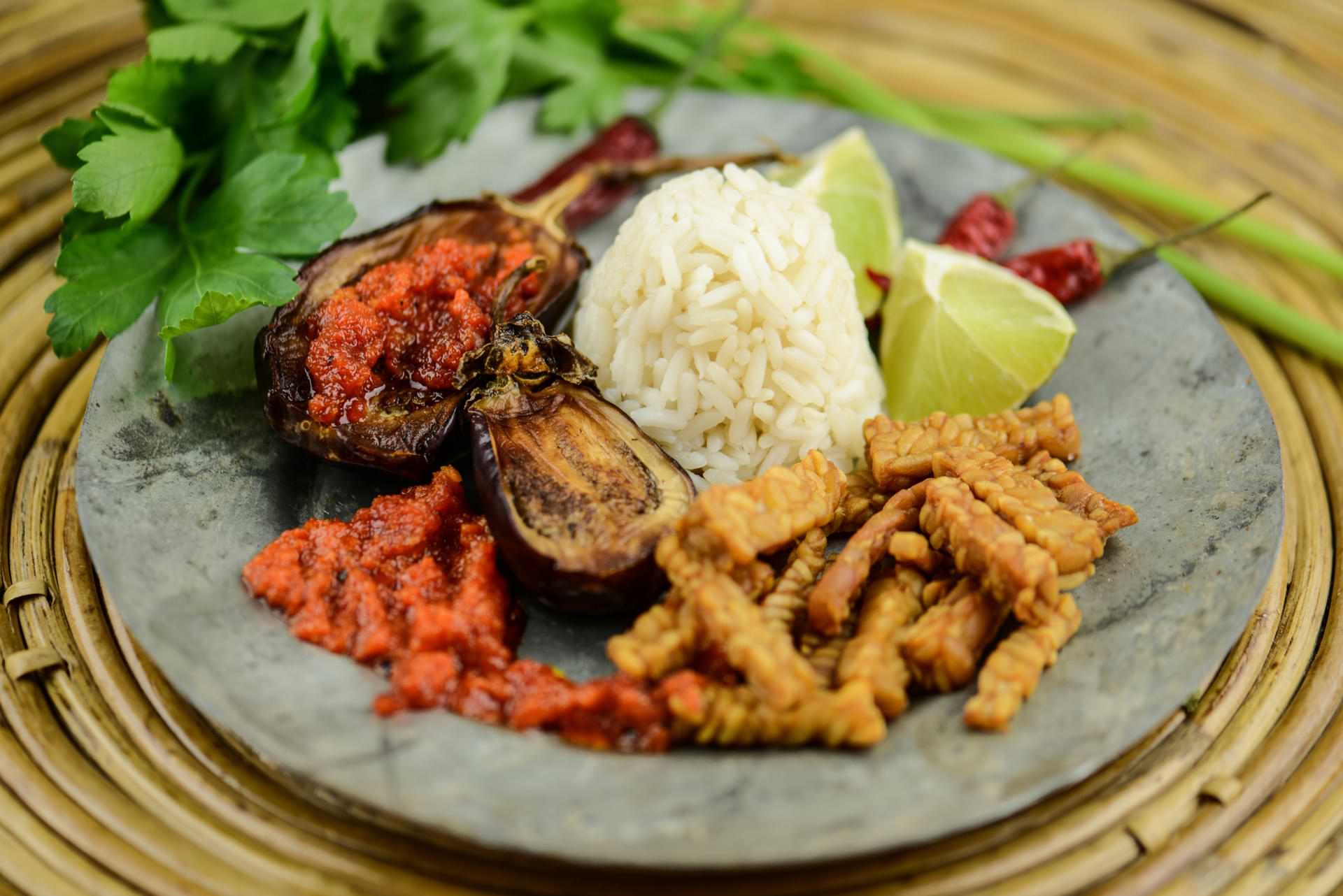 Sambal Badjak, Rezept, Tempeh Goreng, Auberginen, Gerichte, Rezepte, vegetarisches, veganes, Chilis, Essen, Speisen, Zutaten, Küche, Sumba, traditionelle Dörfer, Häuser, Haus, Marapu, indonesische, Insel, Reisebericht, Indonesien, www.wo-der-pfeffer-waechst.de