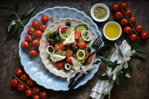 Griechischer Salat, Rezept, Zutaten, Zubereitung, Choriatiki, vegetarisch, Griechischer Bauernsalat, griechische Küche, Feta, Oliven, Zwiebeln, Paprika, Tomaten, Oregano, Foto: Julia Pilz und Heiko Meyer