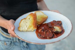 Knoblauchbrot mit Auberginen in Tomatensoße, Griechenland, Urlaub, Selbstversorger, Kochen, Foto: Heiko Meyer