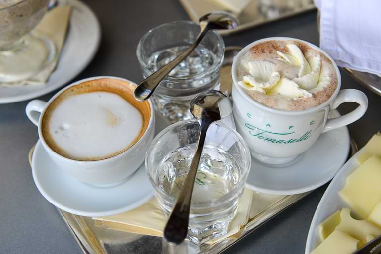 Cappuccino, heiße Schokolade, Cafe Tomaselli, Salzburg, Frühstück, Reisebericht, Foto: Heiko Meyer