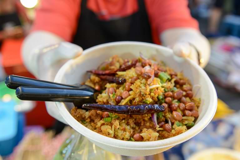 Scharfer Reiskugelsalat, Streetfood, Phuket Town, Sonntagsmarkt, Sunday Walking Street, Thailand