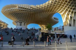 Metropol Parasol, Sevilla, Reisebericht, Plaza de la Encarnacion, größtes Holzbauwerk der Welt, Treppe, Straßenmusiker, Städtetrip