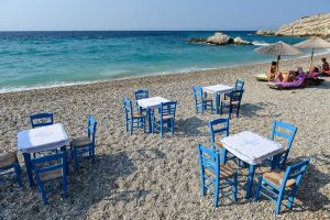 Kokkari Beach, Strand, Samos, Reisebericht, Taverne, Tische, Stühle