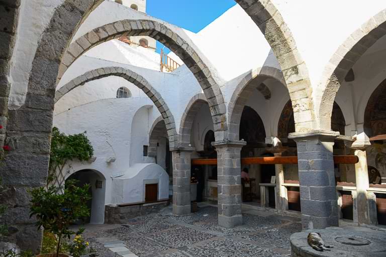 Patmos, Johanneskloster, Innenhof, Arkadengänge, Sehenswürdigkeiten, Griechenland, Insel