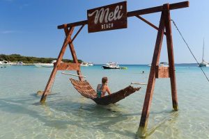 Meli Beach, Cres, schönste Strände, Kroatien, Reisebericht, Strandschaukel, Reisen mit Kindern
