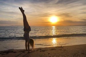 Edem Beach, Athen, Strände, Paralia Edem, sunset, Sonnenuntergang, Handstand, Reisen mit Kindern