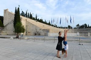 Panathinaiko-Stadion, Athen, Reisebericht, Olympische Spiele, Reisen mit Kindern, Handstand