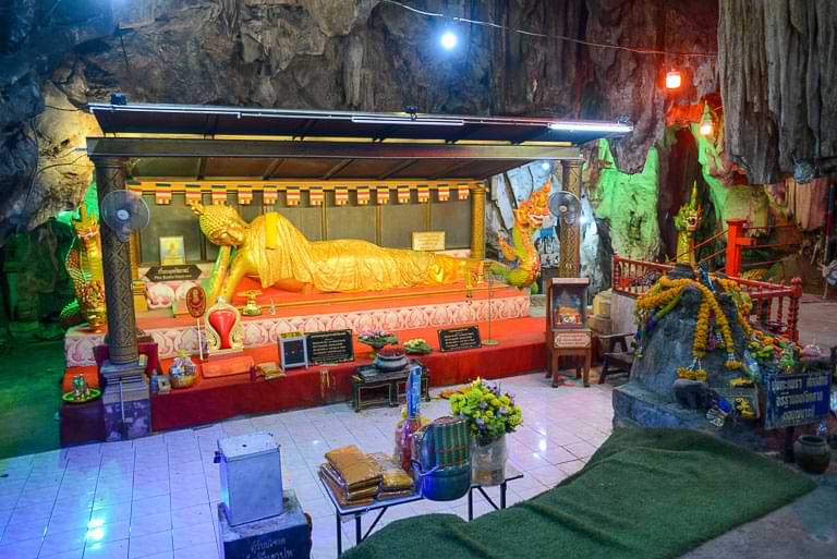 Kanchanaburi, Wat Tham Khao Pun, Tempel, Höhle, liegender Buddha, Thailand