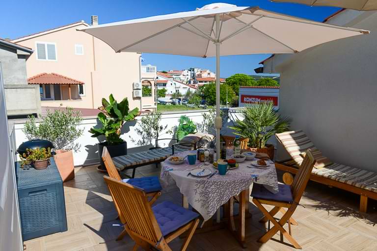 Insel Rab, Appartments Dominique, booking, Balkon, Ferienwohnung
