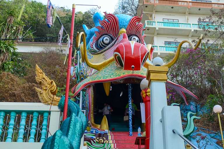 Kanchanaburi, Wat Tham Ban, Tempel, Drachenmaul