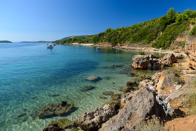 Schöne Strände, Rab, Insel, Badebuchten, Pudarica Beach, klares Wasser, Felsen, Kroatien