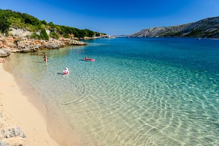 Schöne Strände, Rab, Insel, Badebuchten, Pudarica Beach, klares Wasser, Kroatien