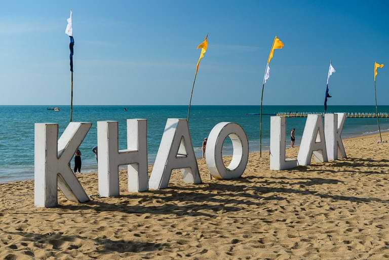 La Vela Khao Lak, Schriftzug, Bang Niang Beach, Reisebericht, Strand, Thailand