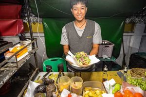 Pai Walking Street, Thailand, Streetfood, burmesischer Teeblattsalat mit Avocado, tea leaf salad, night market, Reisebericht