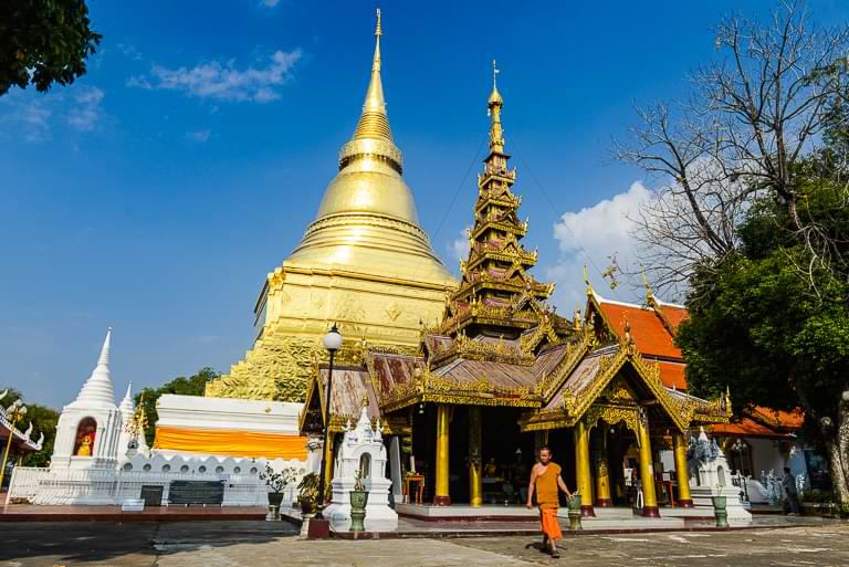 Lampangs bedeutendster Tempel, Wat Phra Kaew Don Tao, Thailand, buddhistischer Mönch