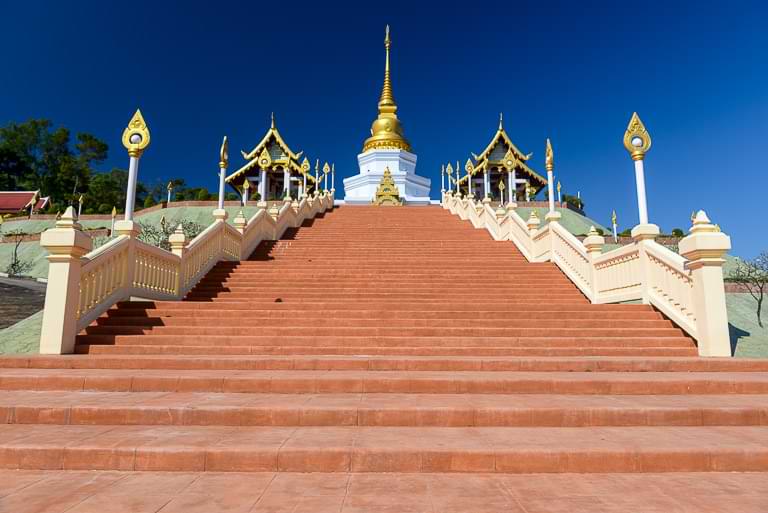 Wat Phra That Santitham, Mae Salong, Thailand, rote Treppe, Tempel