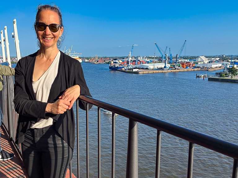 Von der Plaza genannten Aussichtsplattform der Elbphilharmonie eröffnen sich schöne Blicke auf den Hamburger Hafen
