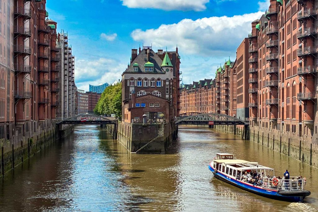 Hamburger Speicherstadt mit dem sogenannten Wasserschloss, einem der bekanntesten Sehenswürdigkeiten