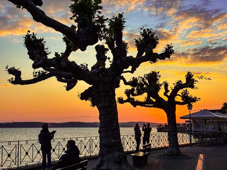 Abendstimmung an der Seepromenade von Meersburg