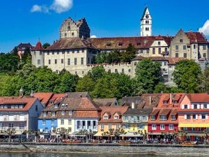 Blick auf Burg Meersburg vom Bodensee aus