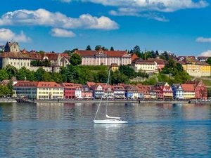 Blick auf Meersburg am Bodensee, Meersburg gliedert sich in einer Oberstadt und eine Unterstadt
